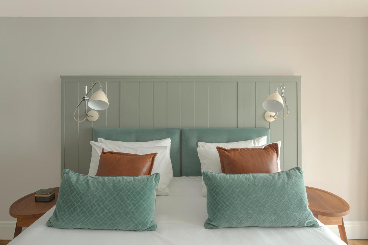 Cheval Old Town Chambers Aparthotel EDI Exterior foto A bed with cushions