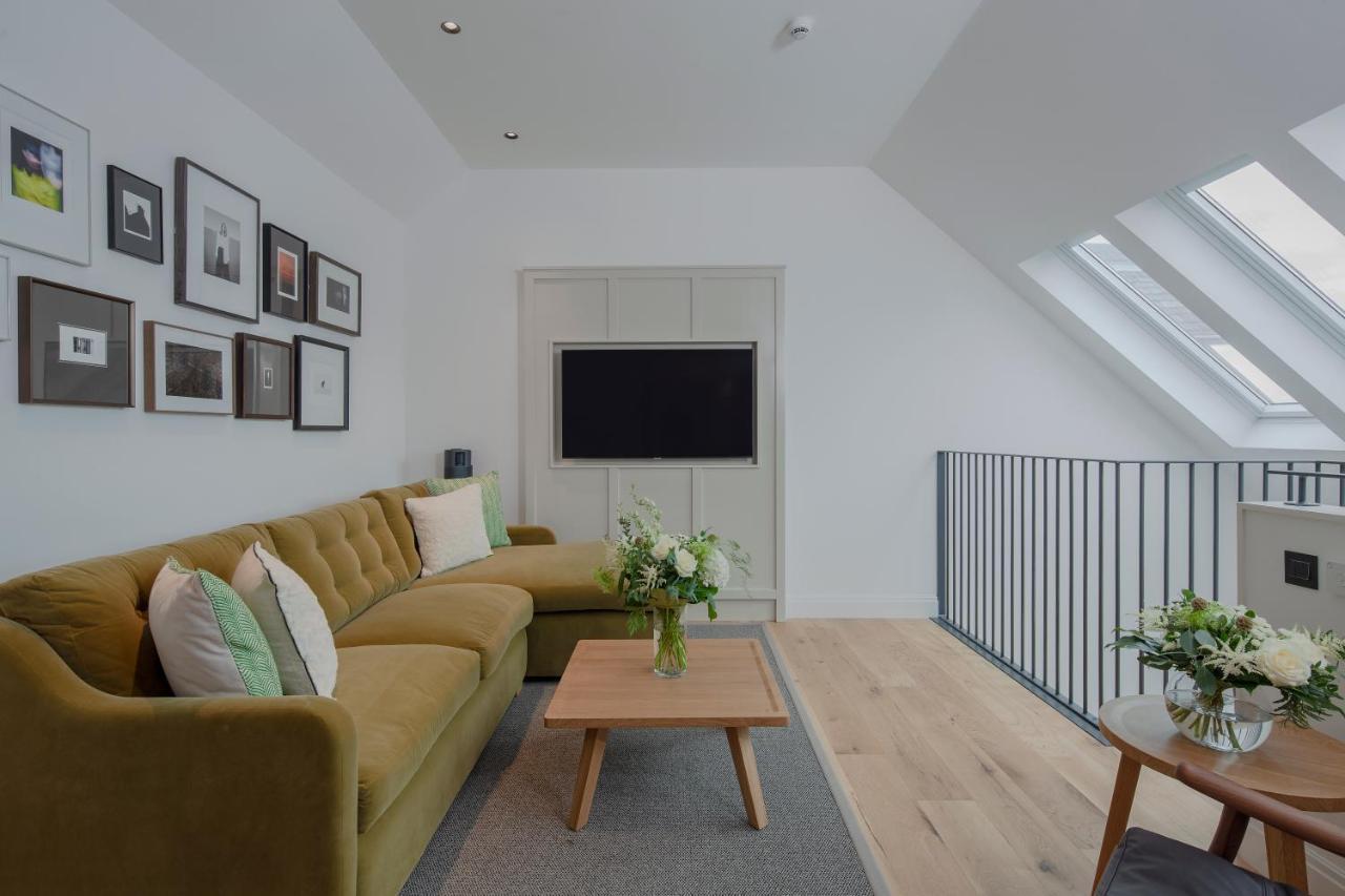 Cheval Old Town Chambers Aparthotel EDI Exterior foto The living room of a penthouse apartment at The Ivy Collection