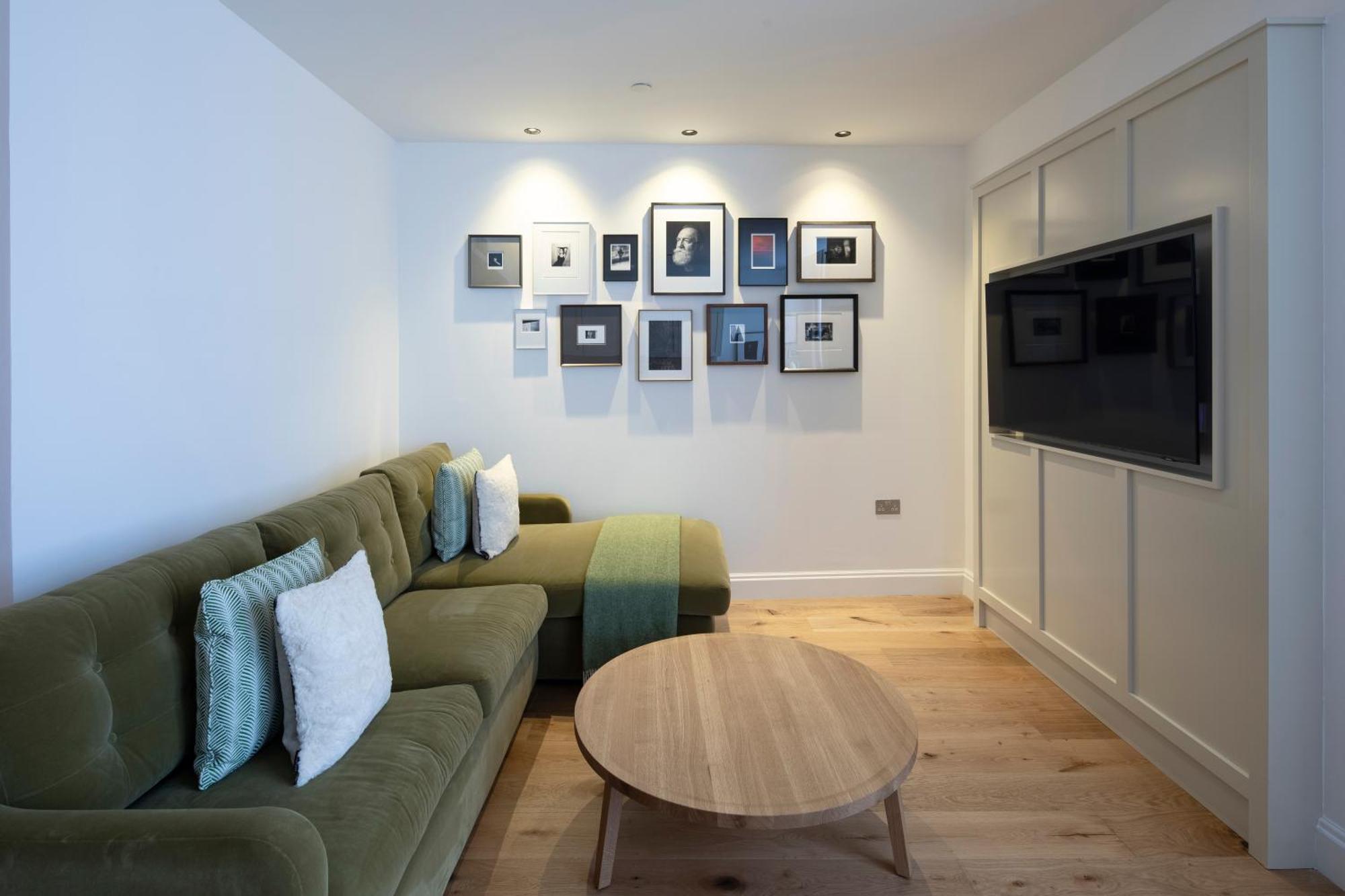 Cheval Old Town Chambers Aparthotel EDI Exterior foto A living room with a television
