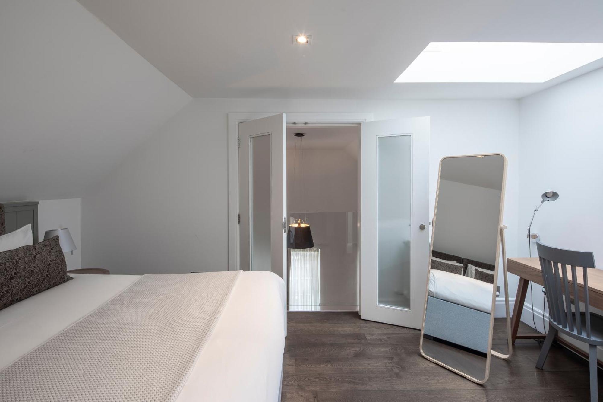 Cheval Old Town Chambers Aparthotel EDI Exterior foto A bedroom with a skylight